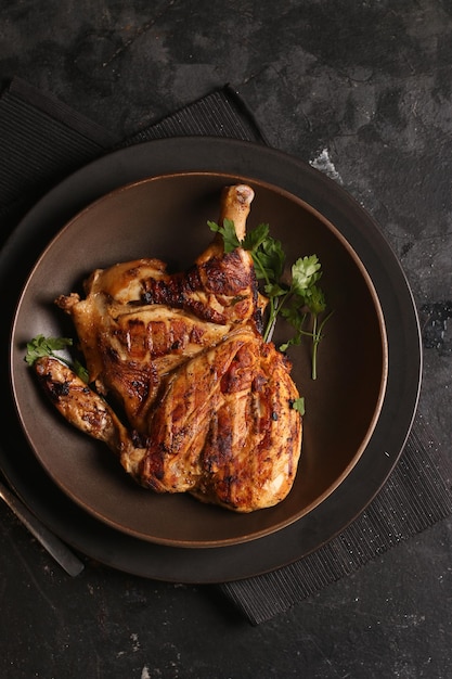 Un demi-poulet grillé