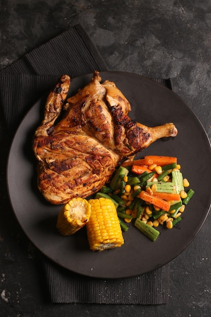 Un demi-poulet grillé