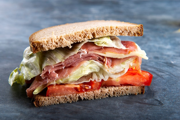 Demi-sandwich italien au jambon de Parme fraîchement cuit