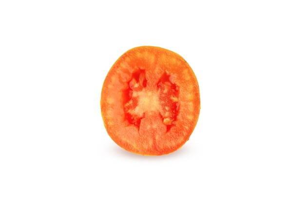 Demi tomate isolé sur fond blanc. tomate mûre rouge