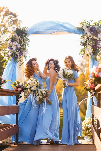 Demoiselles d&#39;honneur dans le parc