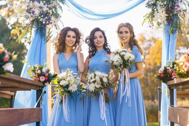 Demoiselles d&#39;honneur dans le parc