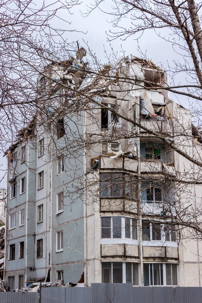 Photo démolition de bâtiments en milieu urbain. maison en ruine.