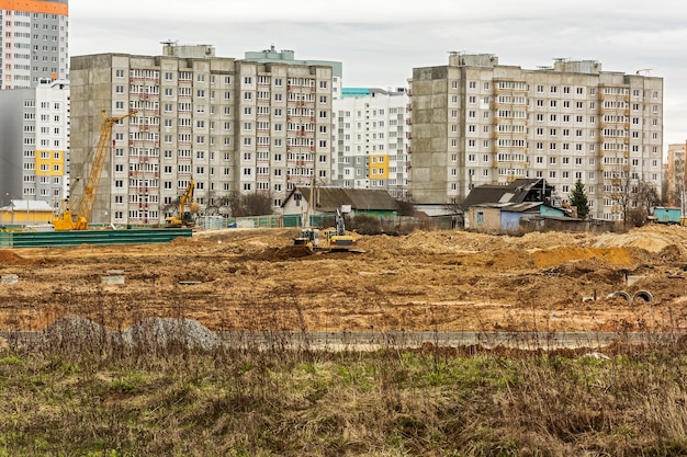 Démolition du secteur privé et construction d'un nouveau microdistrict avec des immeubles de grande hauteur