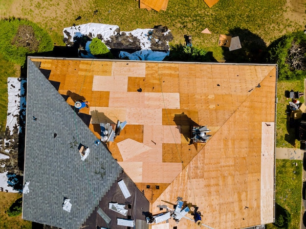 Démolition enlèvement d'un vieux toit de bardeaux d'asphalte qui a été installé nouveau toit de bardeaux