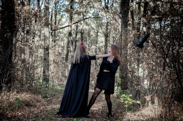 Démon et sorcière d'Halloween dans les bois.