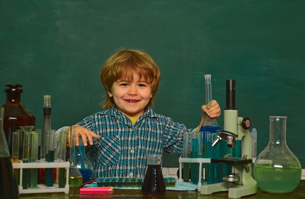 Une démonstration de chimie Expériences de biologie au microscope Retour à l'école Leçon de chimie Ce qui est enseigné en chimie À l'école primaire