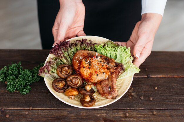 Démonstration de porc grillé aux légumes