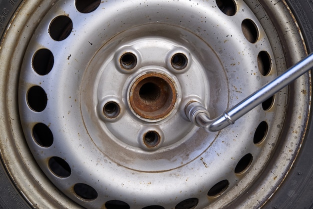 Démontage, montage d'une roue de voiture pour remplacer les pneus ou remplacer les freins d'une vieille voiture. Diagnostic des pneus et des roues à changement automatique.