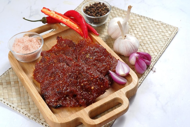 Photo dendeng sapi ou saccadé de bœuf séché à l'indonésienne, mariné aux épices puis frit