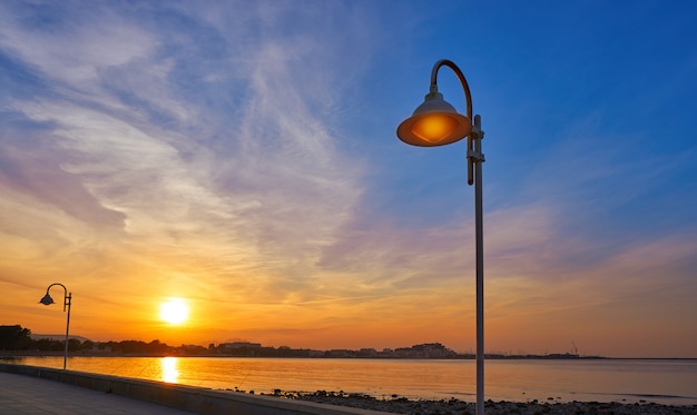 Denia sunset de la plage de Las Rotas en Espagne