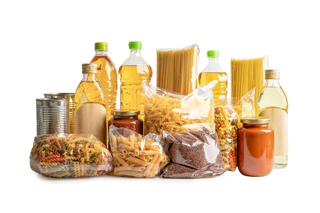 Denrées alimentaires pour le stockage et la livraison de dons Diverses pâtes alimentaires huile de cuisson et conserves dans une boîte en carton