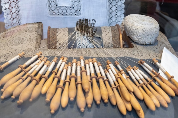 Dentelle aux fuseaux Gros plan d'une table dédiée au beau métier de tisser des fils