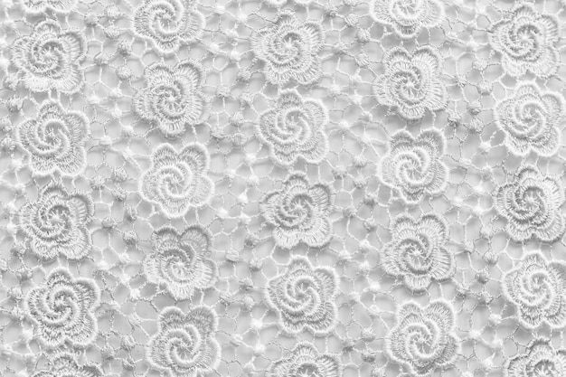 Dentelle blanche à petites fleurs.