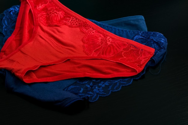 Dentelle sur un slip bleu et rouge pour femme