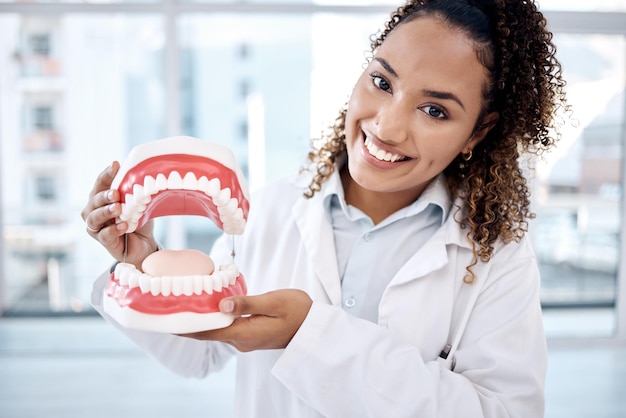 Dentiers soins de santé et portrait de dentiste pour le bien-être dentaire blanchiment des dents et soins bucco-dentaires Clinique médicale dentaire et orthodontiste sourire avec moule pour l'hygiène buccale chirurgie dentaire et accolades