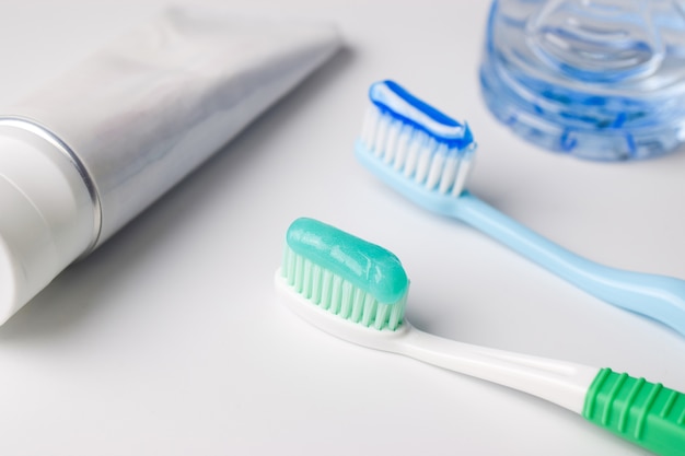 Dentifrice sur une brosse à dents sur fond blanc