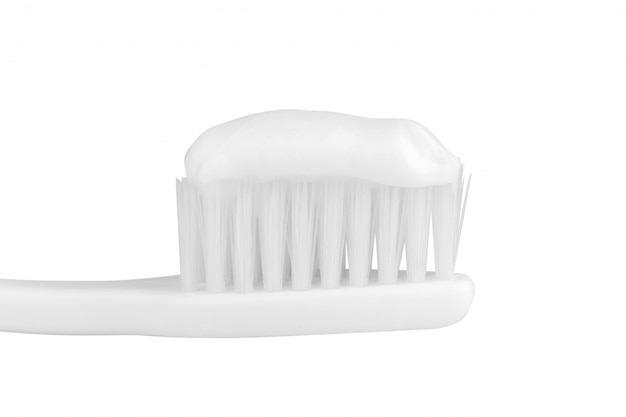 Dentifrice et brosse à dents isolé sur fond blanc