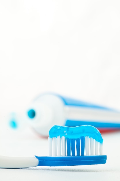 Dentifrice à côté d&#39;une brosse à dents