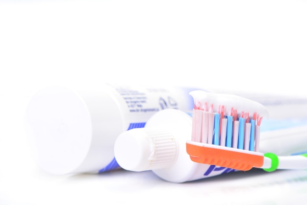 Dentifrice isolé sur blanc