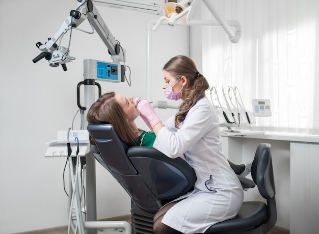 Dentiste au bureau de la clinique dentaire