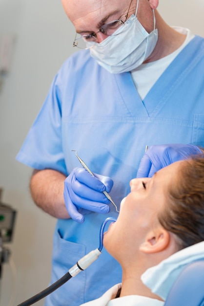 Le dentiste au travail