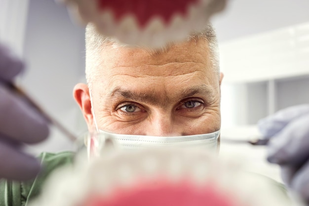Dentiste sur la bouche ouverte du patient regardant dans les dents Soins bucco-dentaires Vue intérieure