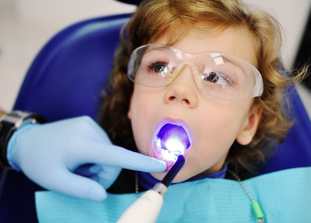 Un dentiste brille sur sa lampe spéciale pour les plombages dentaires