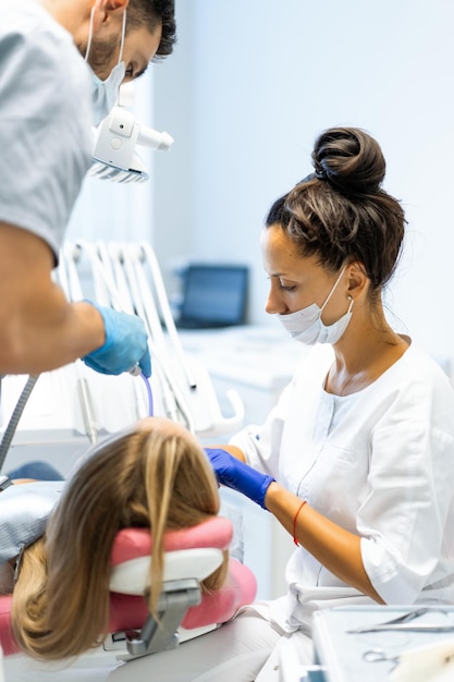 Dentiste en cours. Services dentaires, cabinet dentaire, traitement dentaire.