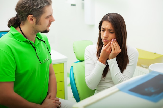 Dentiste, dentaire, cabinet, conversation, femme, patient, préparer, traitement