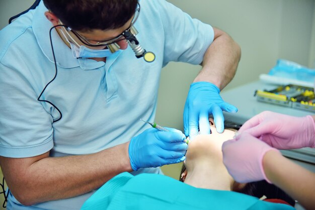 Dentiste effectuant une opération