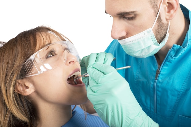 Le dentiste effectue un nettoyage des dents