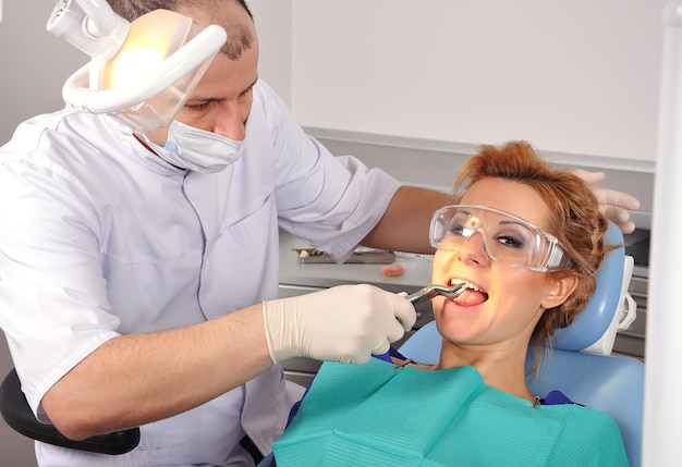 Le dentiste enlève la dent