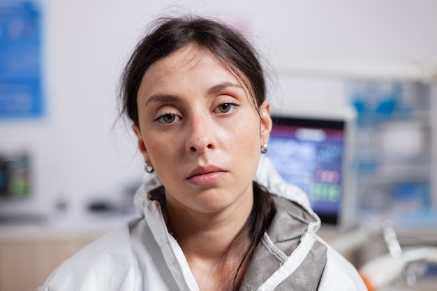 Dentiste épuisé portant un équipement de protection contre le coronavirus regardant la caméra des spécialistes médicaux fatigués...