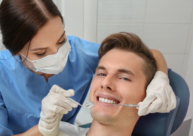 Dentiste examinant les dents du patient en clinique