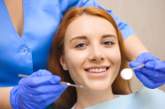 Dentiste examinant les dents d'un patient chez le dentiste.