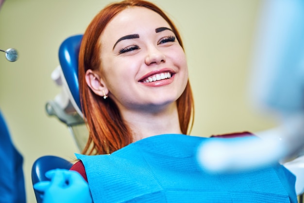 Dentiste examinant les dents d'un patient chez le dentiste.