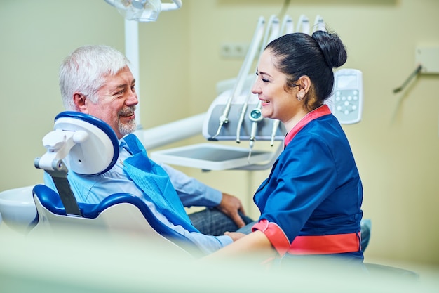 Dentiste examinant les dents d'un patient chez le dentiste.