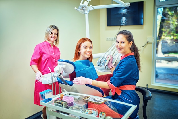 Dentiste examinant les dents d'un patient chez le dentiste.