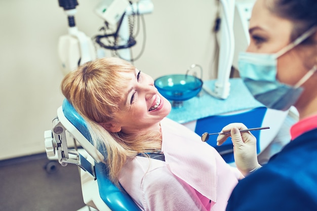 Dentiste examinant les dents d'un patient chez le dentiste.