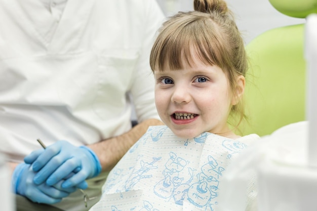 Dentiste examinant les dents de la petite fille à la clinique Problème dentaire