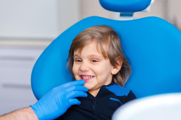 Dentiste examinant les dents des petits garçons à la clinique