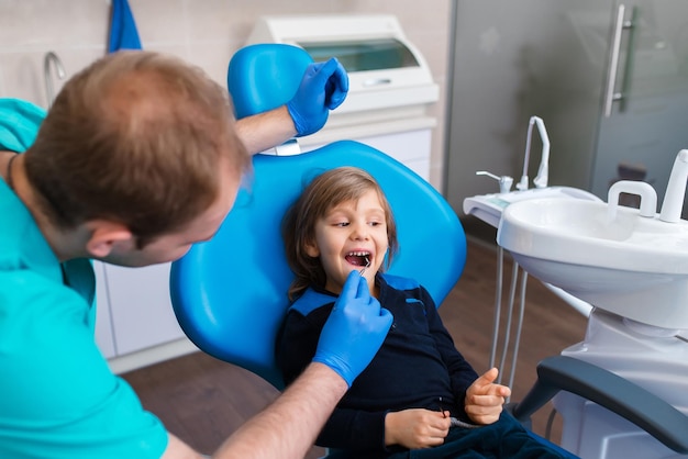 Dentiste examinant les dents des petits garçons à la clinique