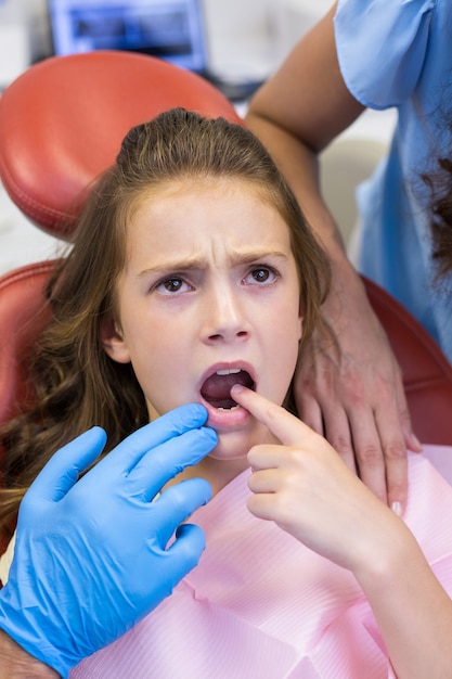 Dentiste examinant un jeune patient