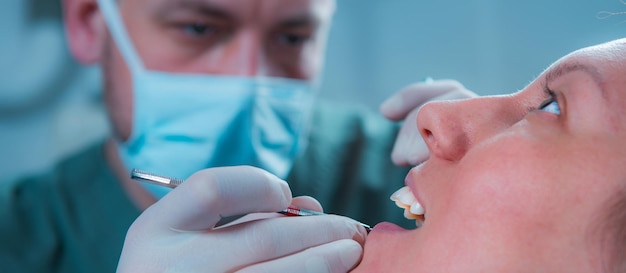 Dentiste examinant une patiente à la clinique