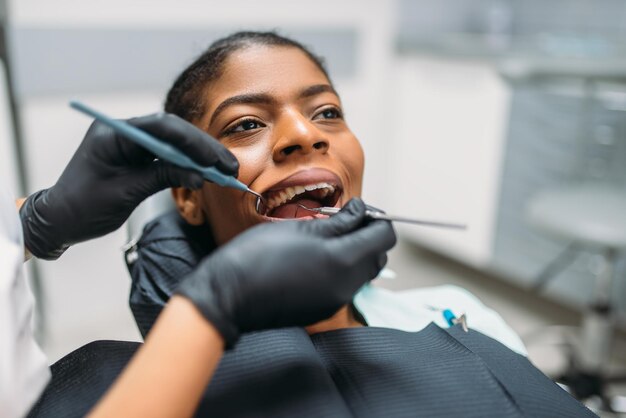 Le dentiste examine les dents à la clinique dentaire.