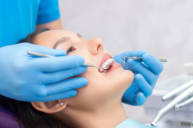 Le dentiste examine les dents du patient chez le dentiste.