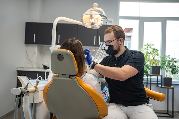 Dentiste examine les dents d'un patient dans un cabinet dentaire moderne Close up