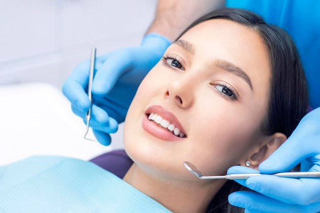 Le dentiste examine les dents des patients chez le dentiste.