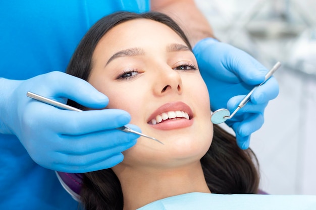 Le dentiste examine les dents des patients chez le dentiste.